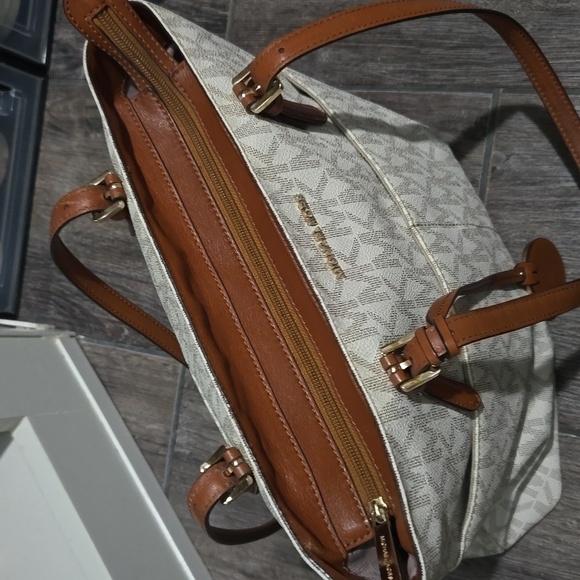 Michael Kors tote handbag with matching wallet - Picture 10 of 10